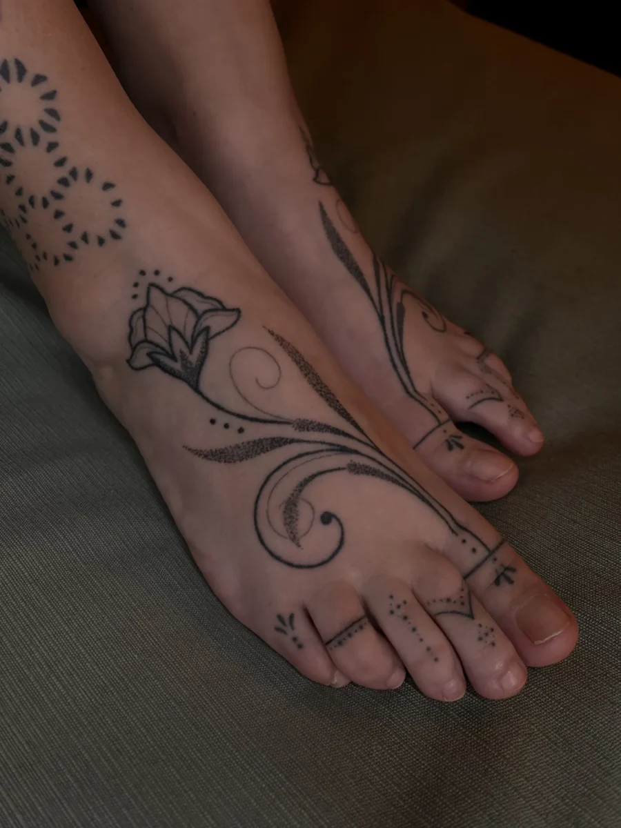 Tatouage handpoke ornemental sur le pied ou la cheville, réalisé par Flori Green