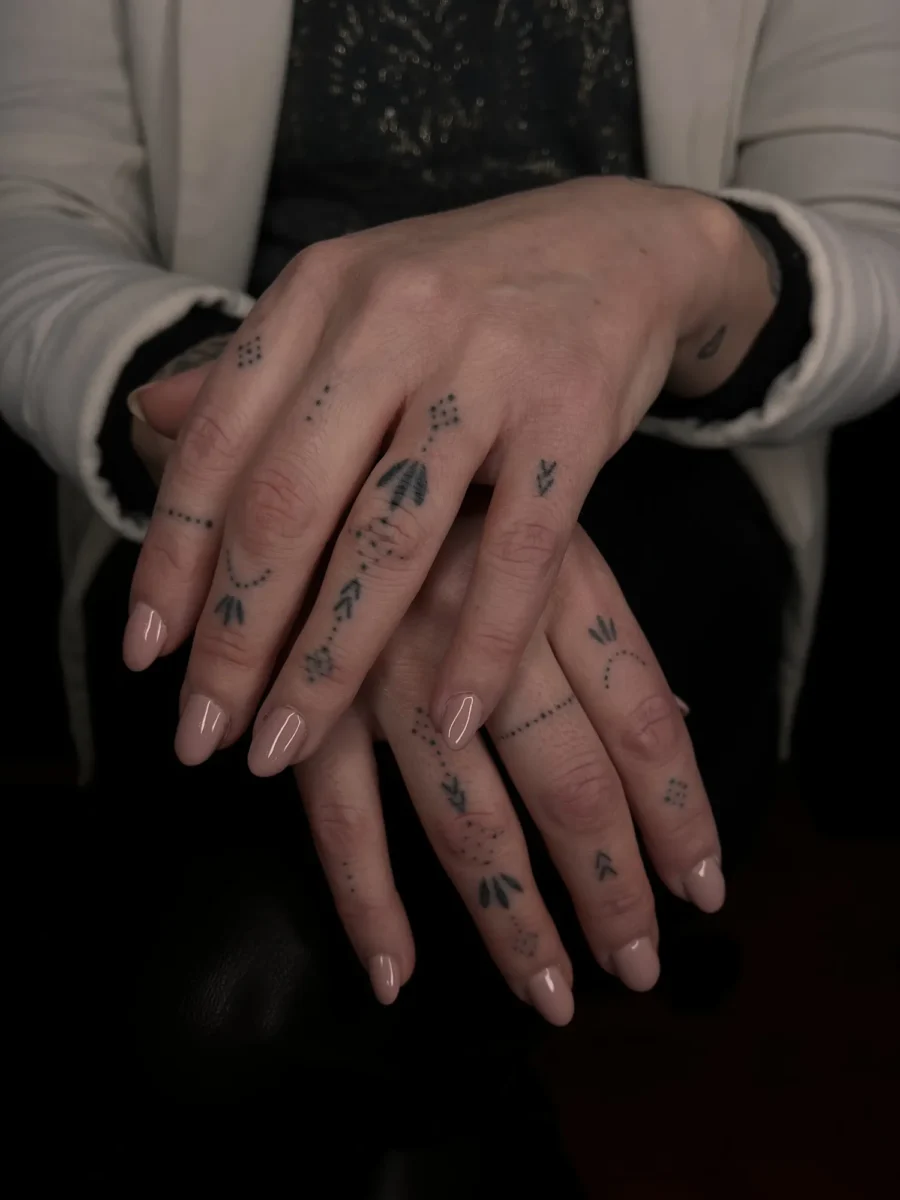 Tatouage handpoke ornemental sur la main ou les doigts, réalisé par Flori Green