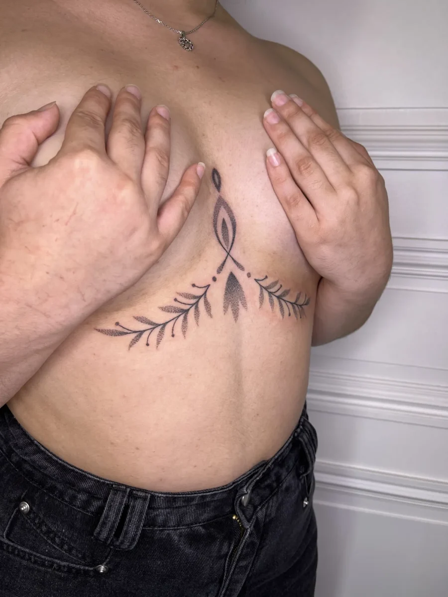 Tatouage handpoke ornemental sur la poitrine ou le torse, réalisé par Flori Green