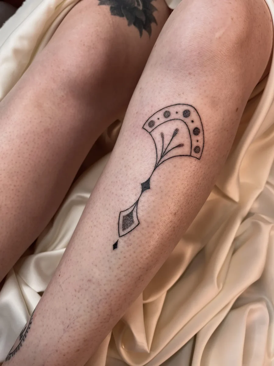 Tatouage handpoke ornemental sur le bras ou la jambe, réalisé par Flori Green