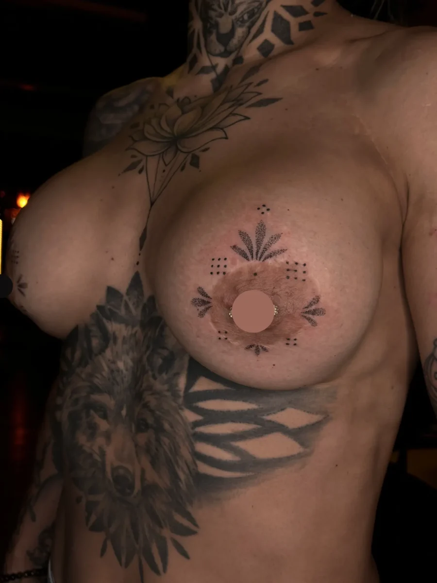 Tatouage handpoke ornemental sur la poitrine ou le torse, réalisé par Flori Green
