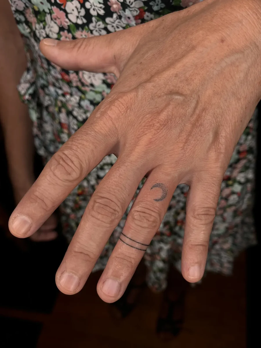 Tatouage handpoke ornemental sur la main ou les doigts, réalisé par Flori Green