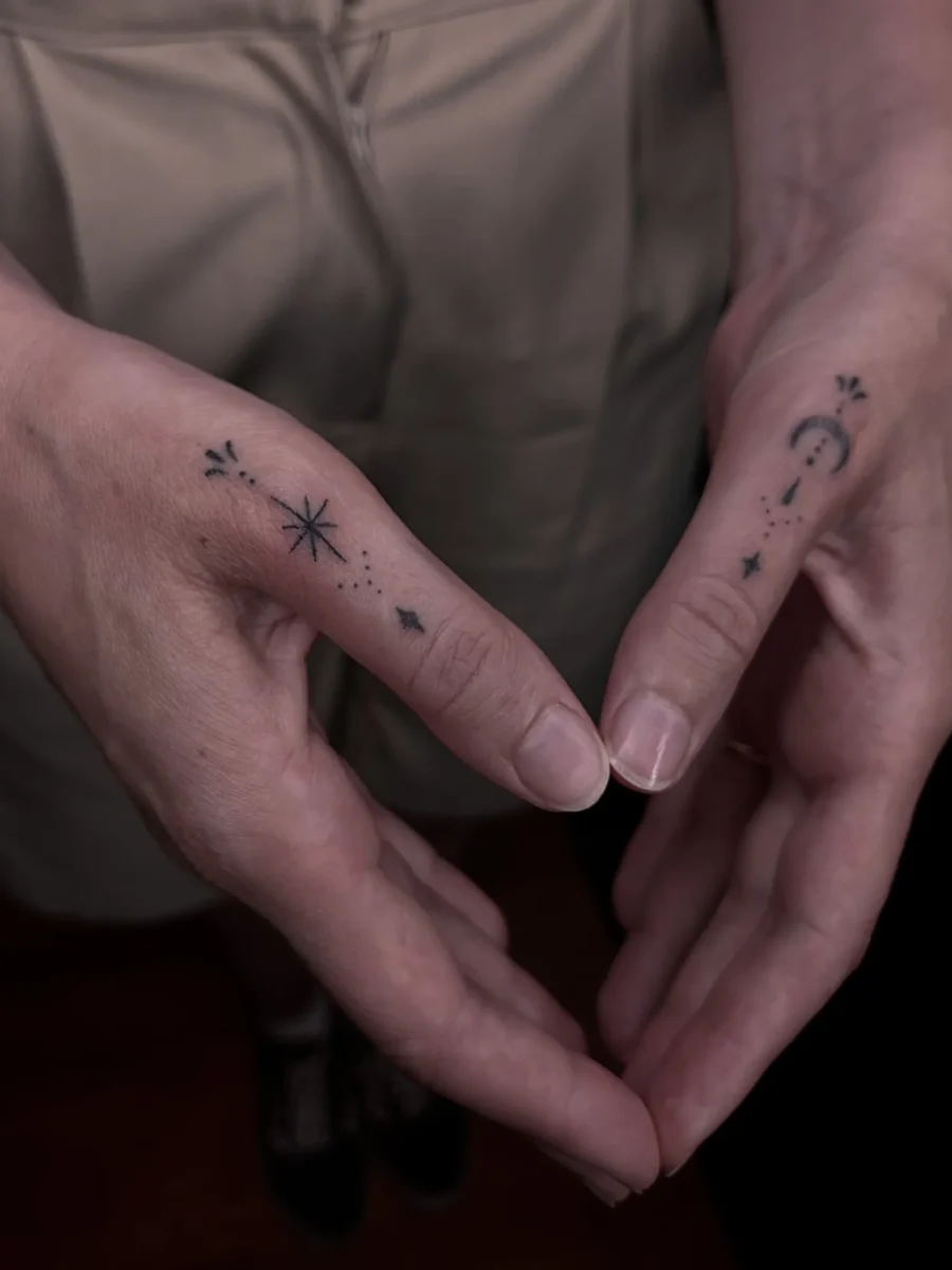 Tatouage handpoke ornemental sur la main ou les doigts, réalisé par Flori Green