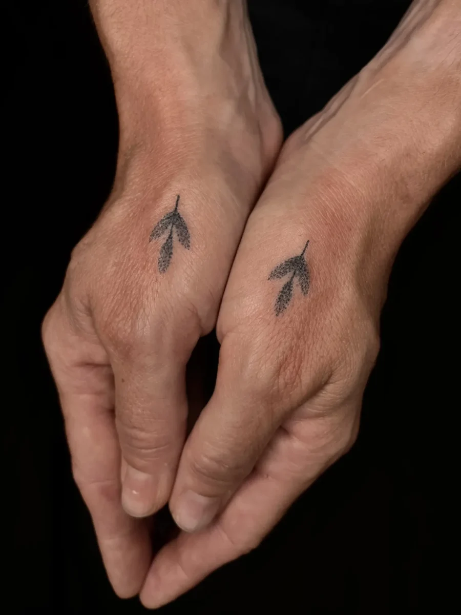 Tatouage handpoke ornemental sur la main ou les doigts, réalisé par Flori Green