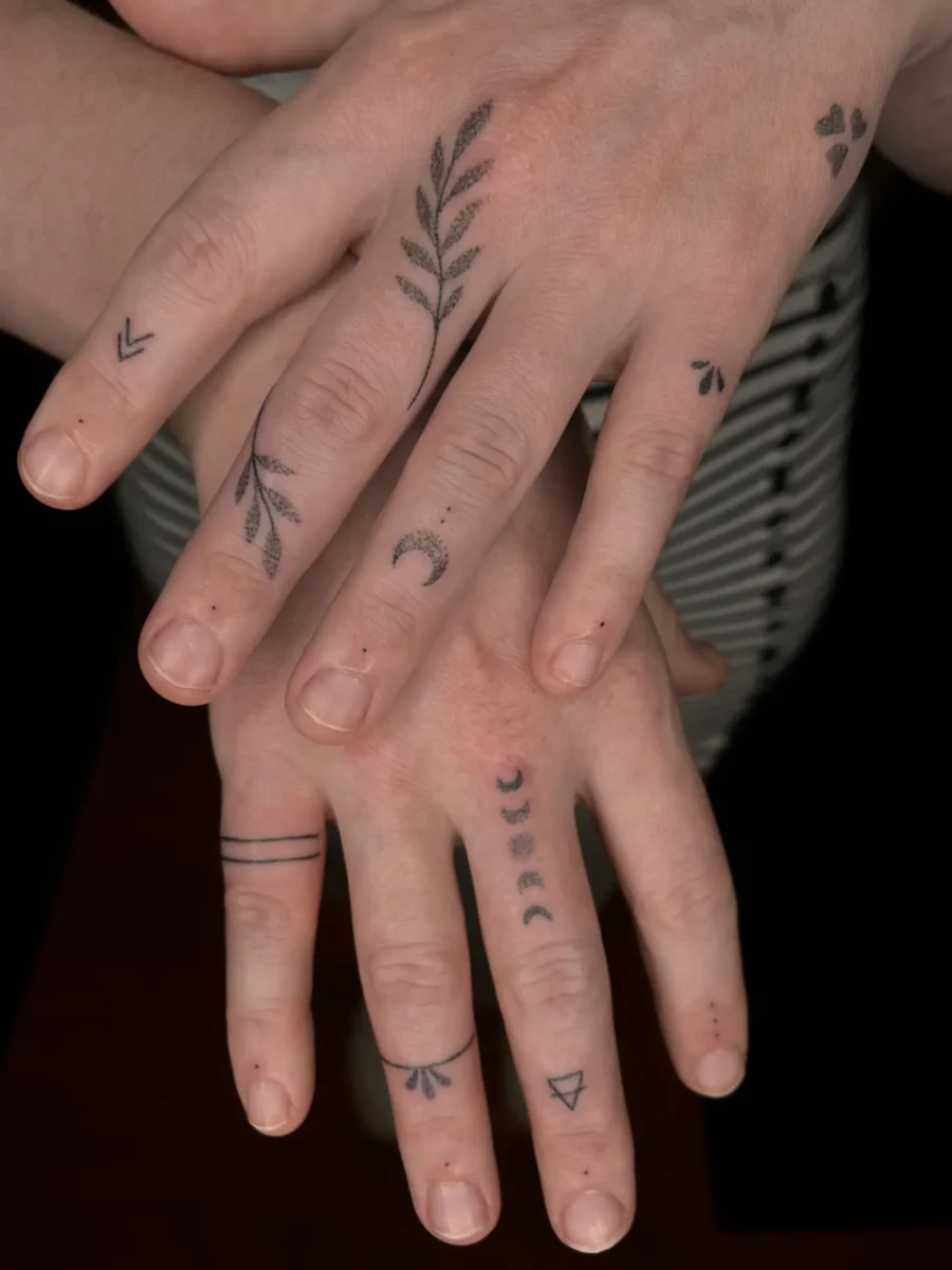 Tatouage handpoke ornemental sur la main ou les doigts, réalisé par Flori Green