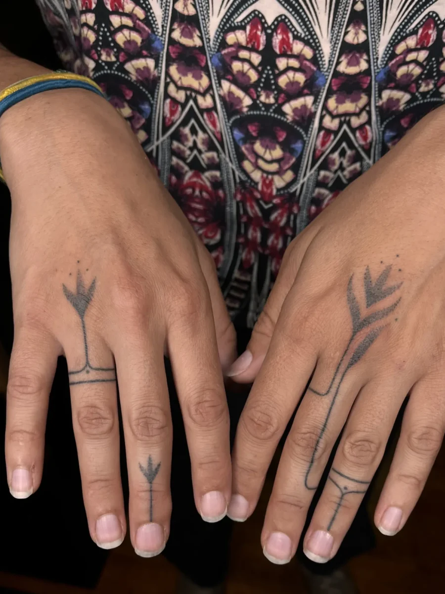 Tatouage handpoke ornemental sur la main ou les doigts, réalisé par Flori Green