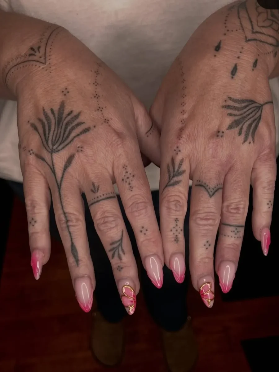 Tatouage handpoke ornemental sur la main ou les doigts, réalisé par Flori Green