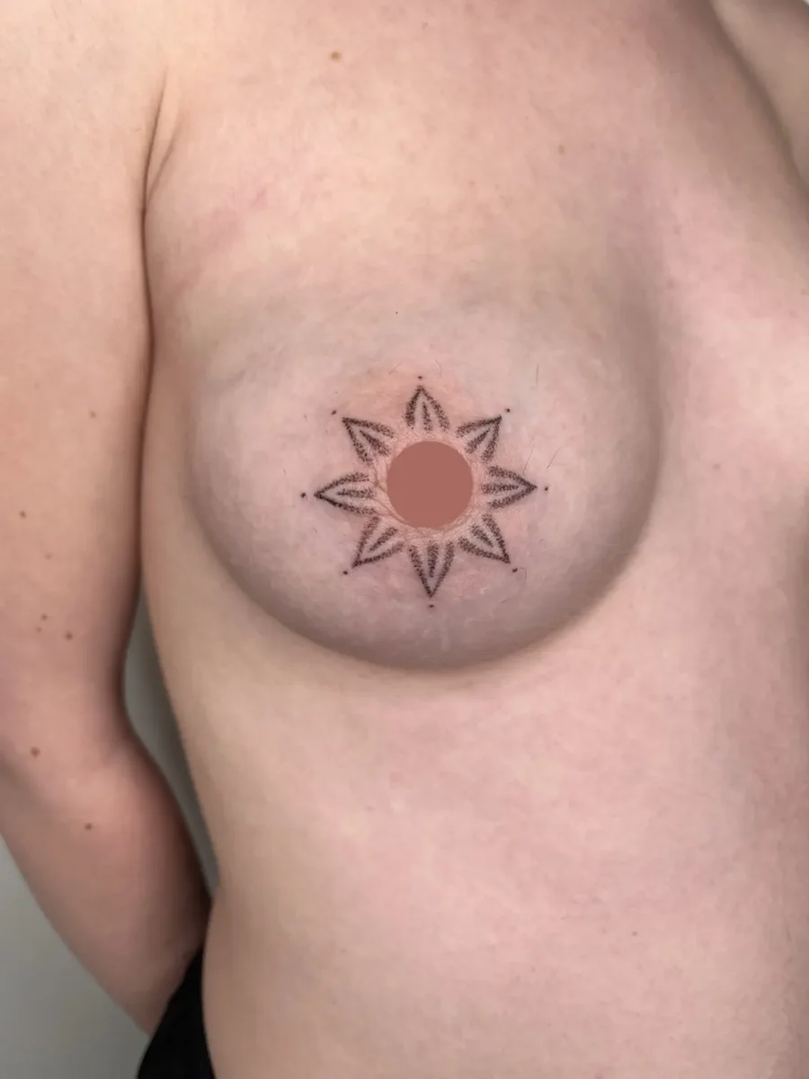 Tatouage handpoke ornemental sur la poitrine ou le torse, réalisé par Flori Green