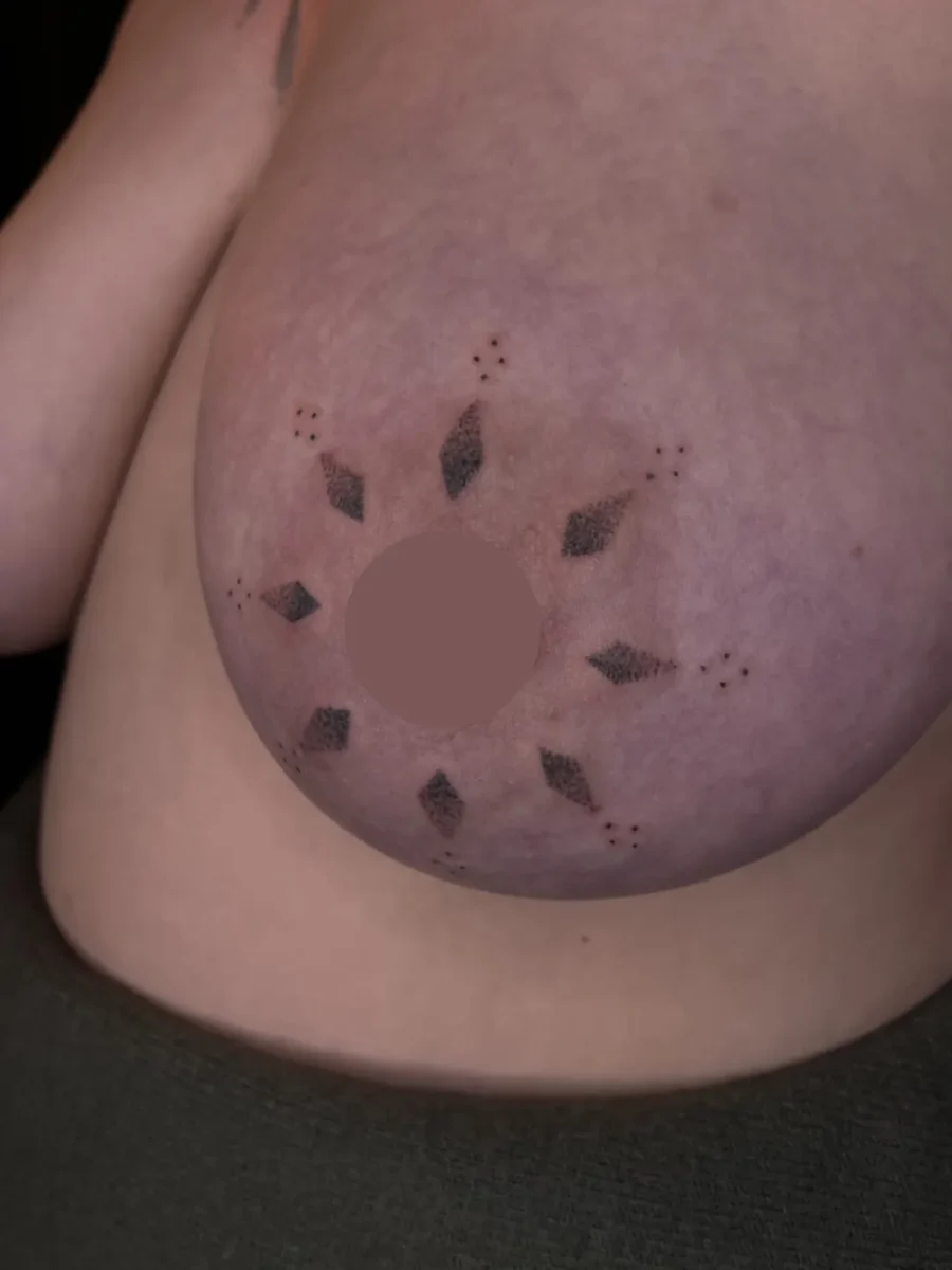 Tatouage handpoke ornemental sur la poitrine ou le torse, réalisé par Flori Green