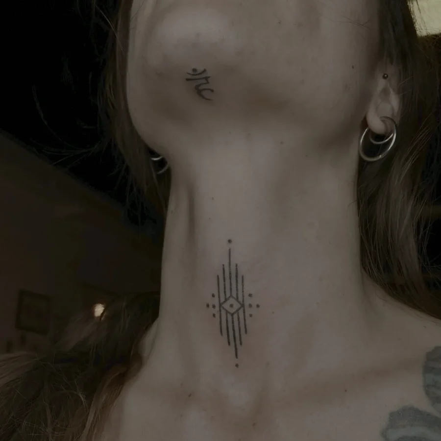 Tatouage handpoke ornemental dans le dos ou sur la nuque, réalisé par Flori Green