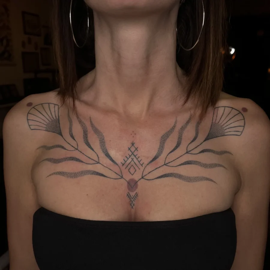 Tatouage handpoke ornemental sur la poitrine ou le torse, réalisé par Flori Green