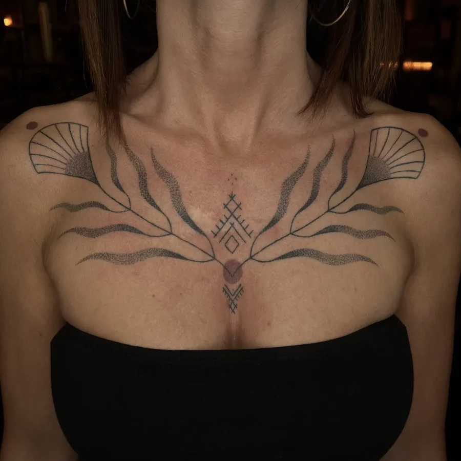 Tatouage handpoke ornemental sur la poitrine ou le torse, réalisé par Flori Green