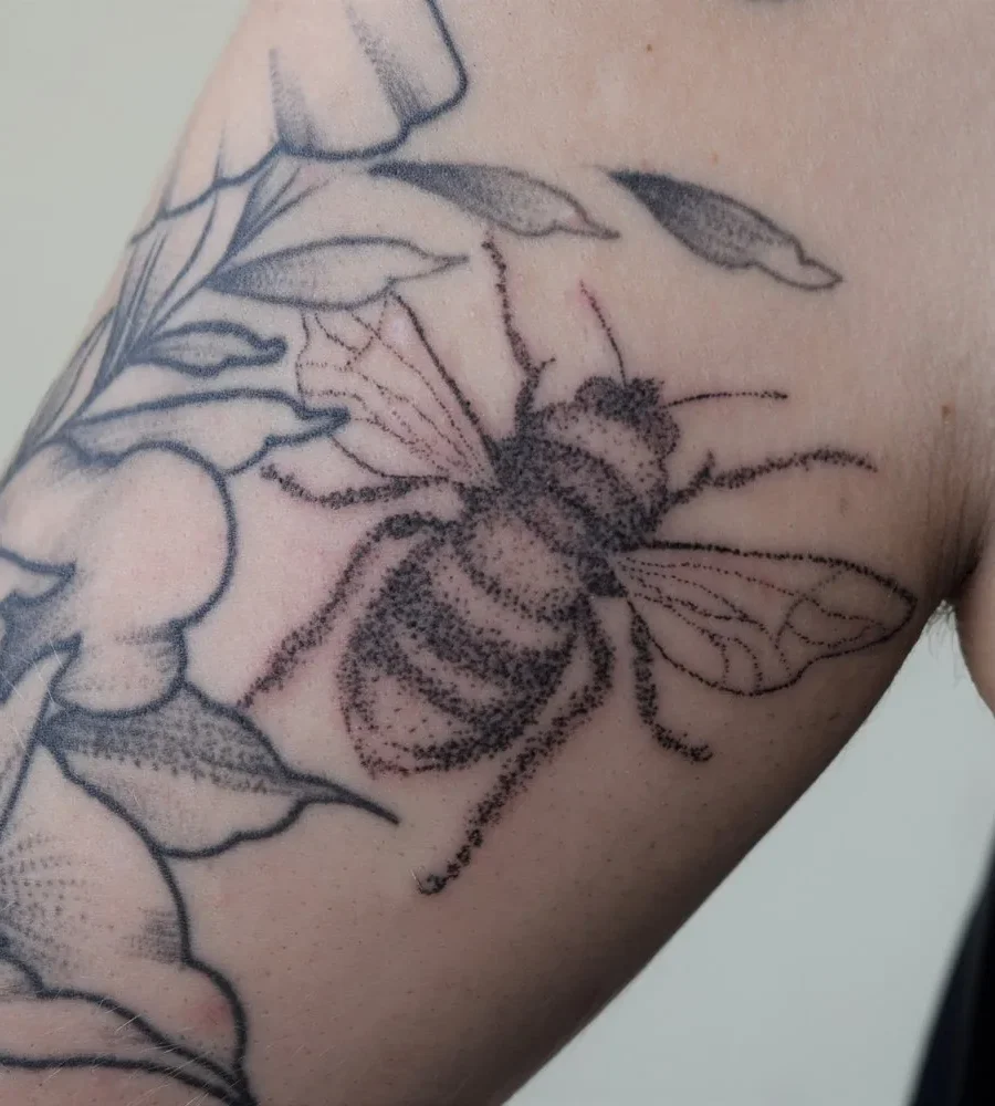 Tatouage handpoke ornemental — bras, par Flori Green