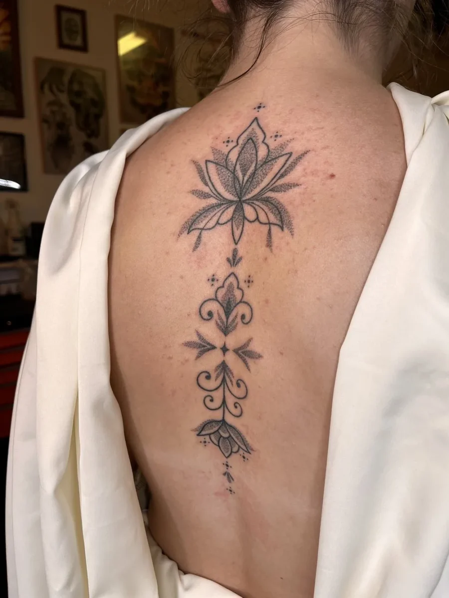 Tatouage handpoke ornemental — dos & nuque, par Flori Green
